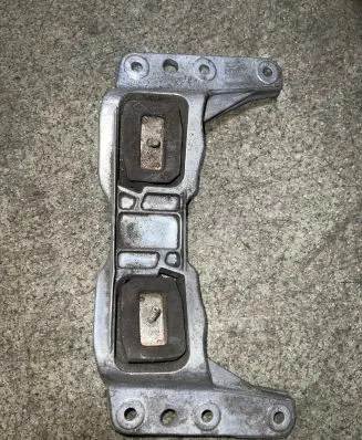 BMW 5 E60 E61 Engine mounting bracket 6761102