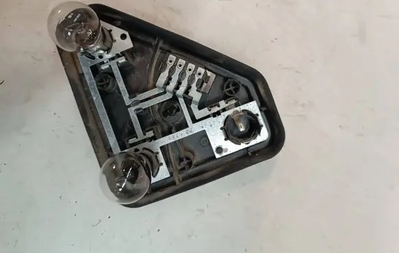 BMW 5 E39 Tail light bulb cover holder 8371326