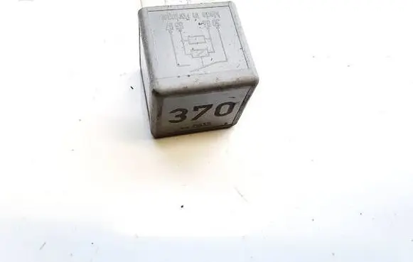 Volkswagen PASSAT B5.5 Other relay 8D0951253A v23134-j52-x300