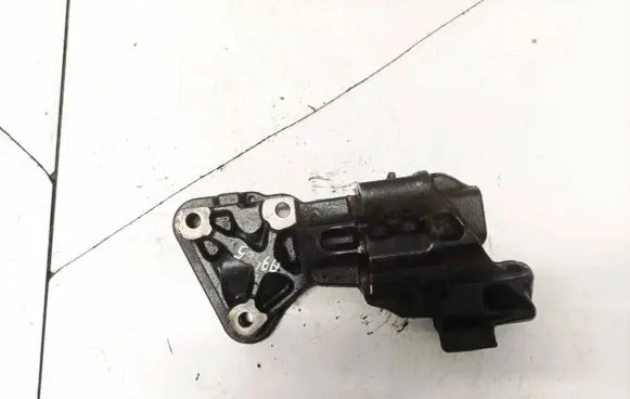 Volvo V70 Engine mounting bracket 8653851