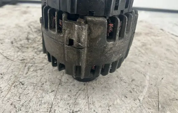 Opel Vivaro Generator/alternator 
