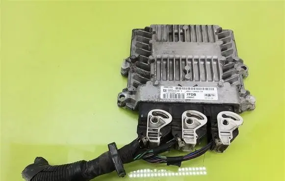 Ford Focus Engine control unit/module 8M5112A650CB