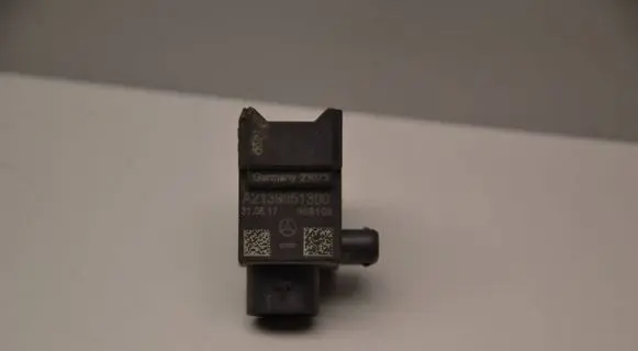 Mercedes-Benz C W205 Airbag deployment crash/impact sensor A2139051300 7977