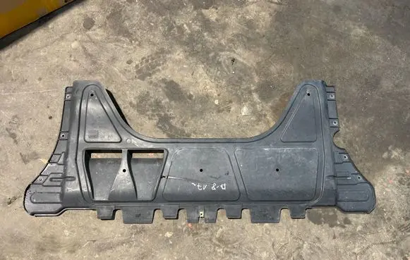 Volkswagen PASSAT B8 Engine splash shield/under tray 5Q0825235C