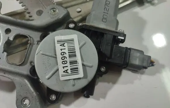 Mitsubishi Outlander Front door window regulator motor 001270