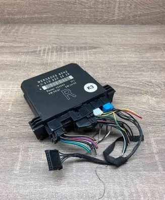 Mercedes-Benz E W210 Door control unit/module 2108203626