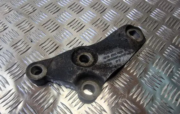 Audi A8 S8 D3 4E Engine mounting bracket 4E0199603S