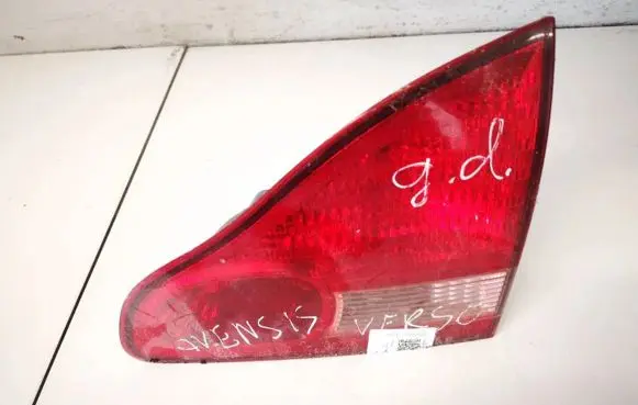 Toyota Avensis Verso Tailgate rear/tail lights