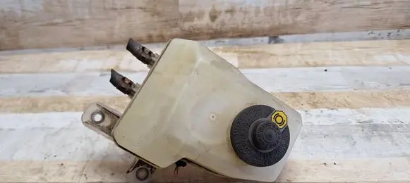 Brake fluid reservoir