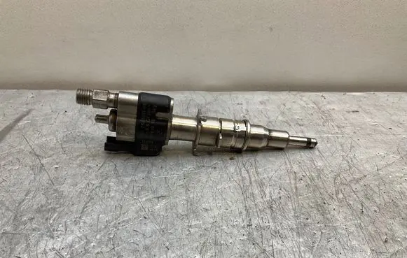 BMW 5 E60 E61 Fuel injector 7585261 PA66GF359 10181010