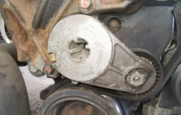 Mitsubishi Outlander Generator/alternator belt tensioner 04891659aa 1345a013