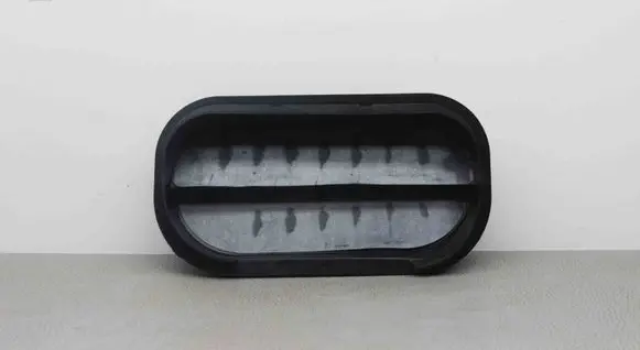 Quarter panel pressure vent