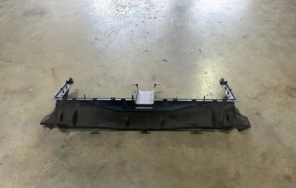 Ford Focus Intercooler air guide/duct channel JX7B8314A