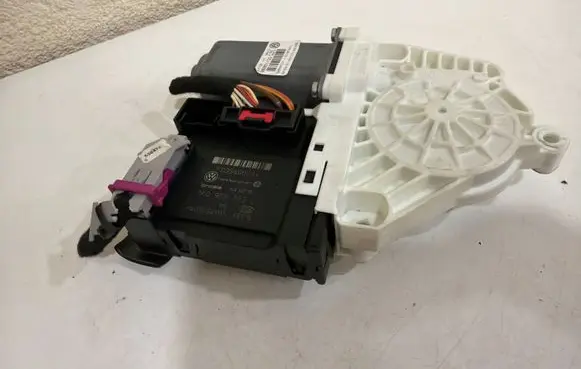 Volkswagen PASSAT B6 Front door window regulator motor 1K0959701P