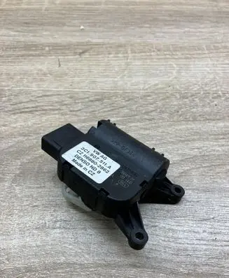 Volkswagen PASSAT B7 Air flap motor/actuator 3C1907511A 116880
