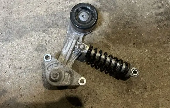 KIA Ceed Generator/alternator belt tensioner 2528303HA