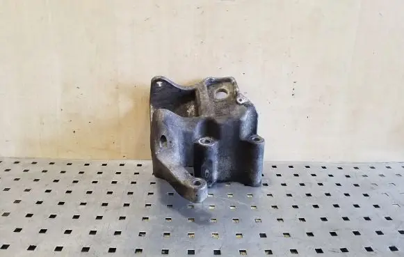 Volvo XC70 Engine mounting bracket 31401633