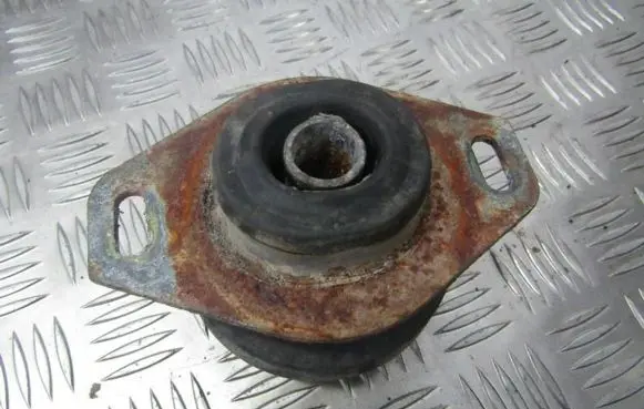 Peugeot 406 Engine mount bracket