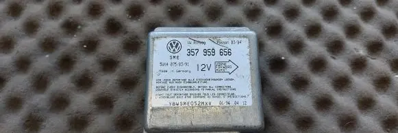 Volkswagen PASSAT B4 Airbag control unit/module 357959656