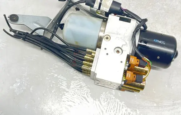Mercedes-Benz CLK A209 C209 Convertible roof hydraulic pump A2098000330