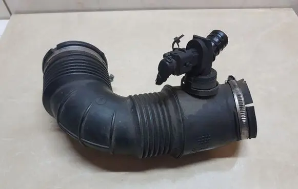 Opel Insignia A Air intake hose/pipe GM55561787