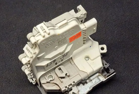 Audi A4 S4 B9 Front door lock 8X1837016C