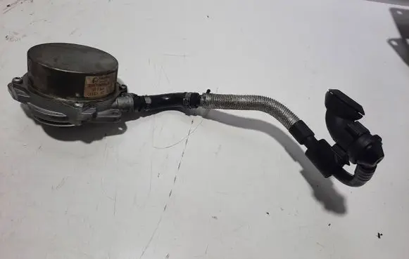 Volkswagen Touareg I Vacuum pump 057145100T