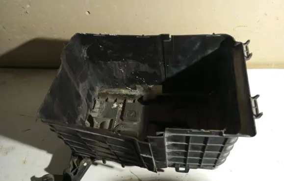 Volkswagen Touran I Battery box tray 1K0915333B