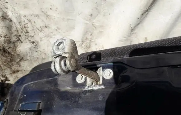 Opel Astra G Rear door check strap stopper