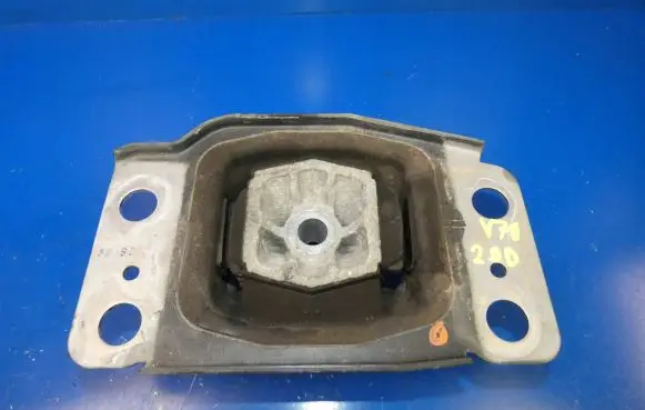 Volvo V70 Engine mount bracket