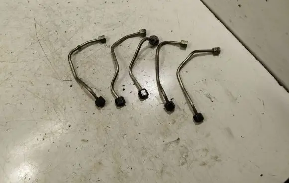 Fuel injector supply line/pipe