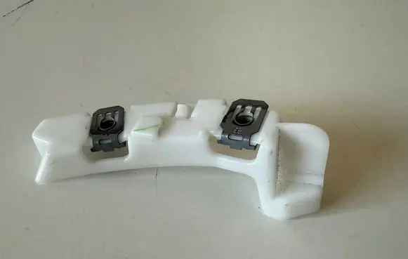 Peugeot 208 Front bumper mounting bracket 9673270380