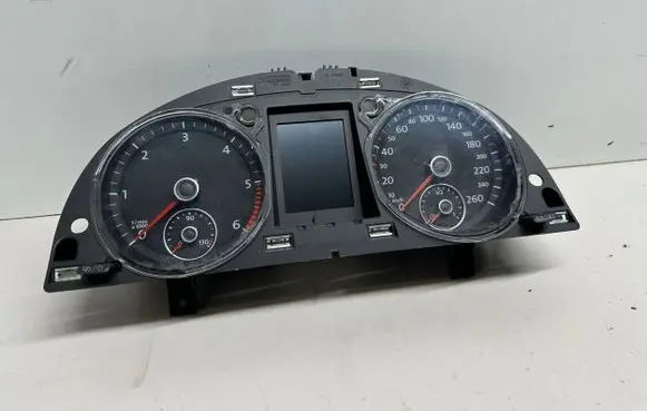 Volkswagen PASSAT B7 Speedometer (instrument cluster) 3AA920880N