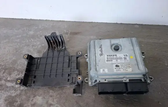 Volvo XC70 Engine control unit/module 30785100 30729835 6G9N17108A