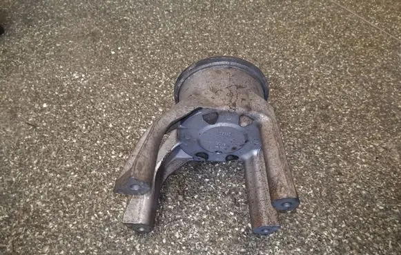 Volkswagen Transporter - Caravelle T5 Engine mount bracket V05440