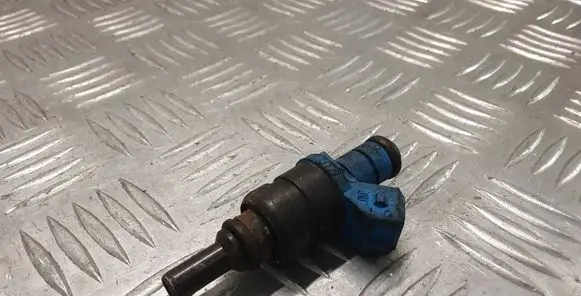 Audi A4 S4 B5 8D Fuel injector 058133551F