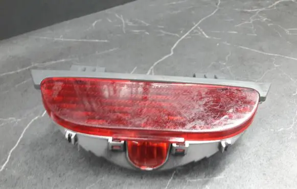 KIA Carnival Third/center stoplight 0k56a51580