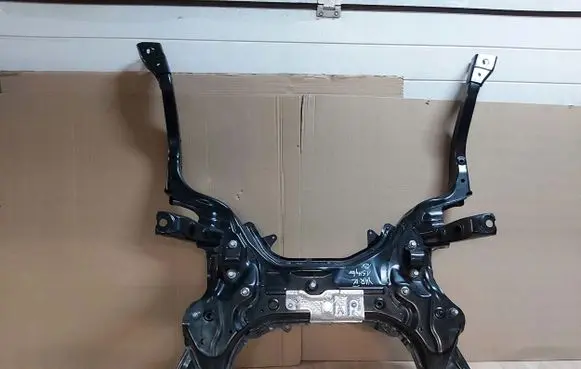 Toyota Yaris XP210 Engine mounting bracket