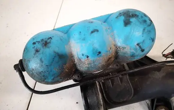 Vacuum air tank