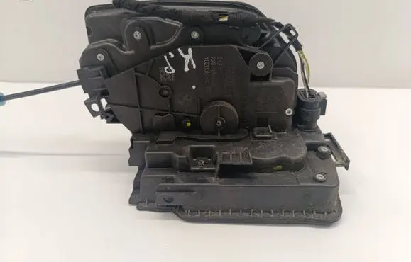 BMW 2 F46 Front door lock 7281937