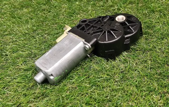 Volkswagen Jetta VI Seat adjustment motor 0390203470 4464368