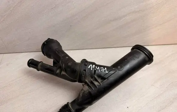 Volkswagen Touran III Engine coolant pipe/hose 04L121026Q