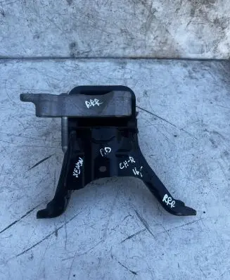 Toyota C-HR I Engine mount bracket