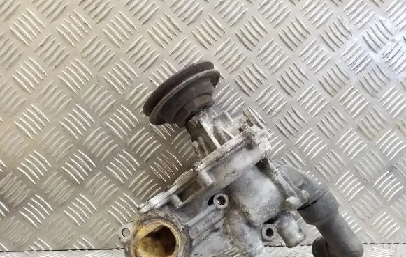 Volkswagen PASSAT B4 Water pump 037121013A