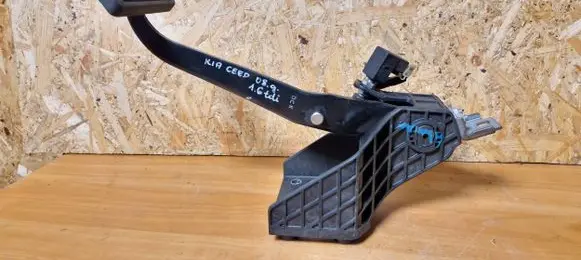 KIA Ceed Brake pedal 328001H210