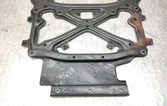 Volkswagen Touareg III Front underbody cover/under tray 4M1399345F