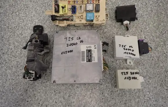 Toyota Avensis T250 Trunk lid opening control unit 