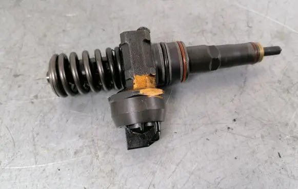 Volkswagen PASSAT B6 Fuel injector 038130073AR
