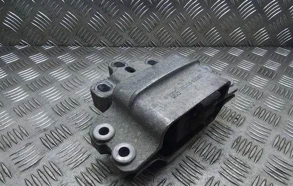 Volkswagen Tiguan Engine mount bracket 3C0199555