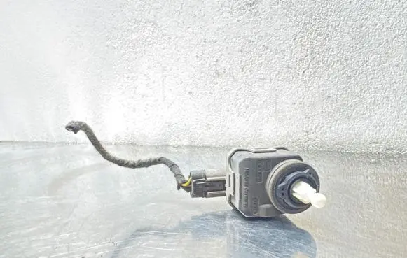 Opel Astra G Headlight level adjustment motor 90590665